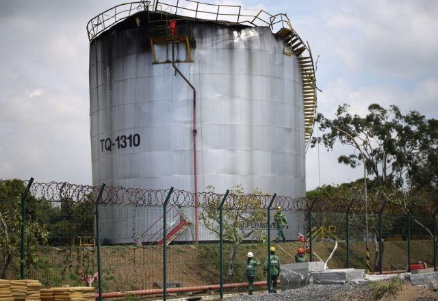 Uma pessoa fica ferida e duas desaparecidas em explosão de tanque de combustível em Volta Redonda (RJ)