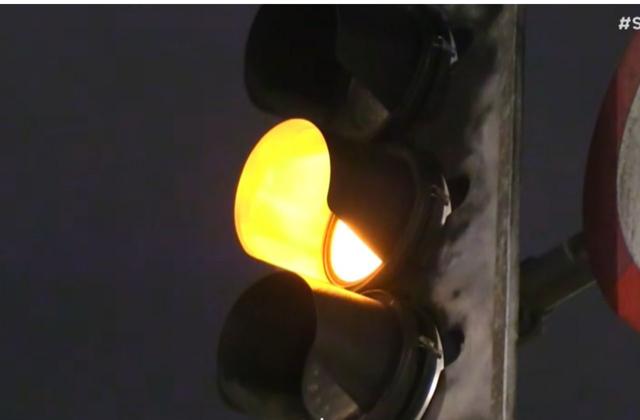 Motoristas avançam sinal vermelho por medo de assalto em SP e infrações disparam à noite