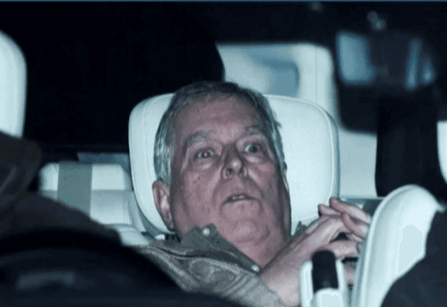 Ex-príncipe Andrew deixa delegacia após ser preso na Inglaterra