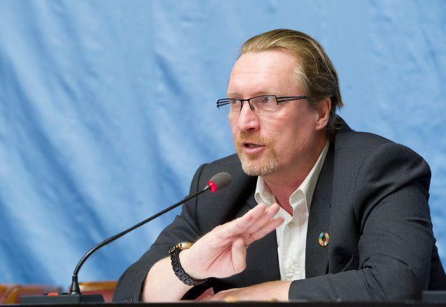 OMS alerta para risco de 'chuva negra' no Irã após ataques em depósitos de petróleo