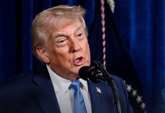 'Vivemos em um mundo louco', diz Trump após ataque em jantar 'Vivemos em um mundo louco', diz Trump após ataque em jantar