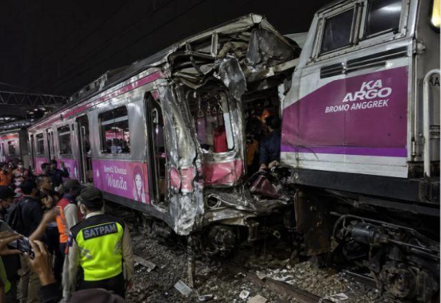 Colisão entre trens deixa ao menos 14 mortos e 84 feridos na Indonésia