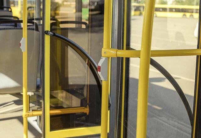 Justiça de Minas concede indenização de R$ 20 mil a idosa que caiu em ônibus