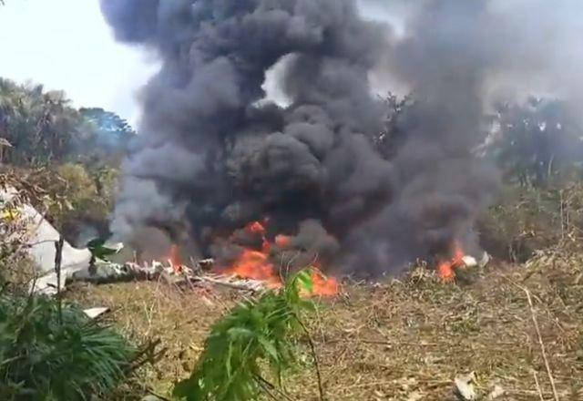 Avião militar com tropas a bordo cai na Colômbia