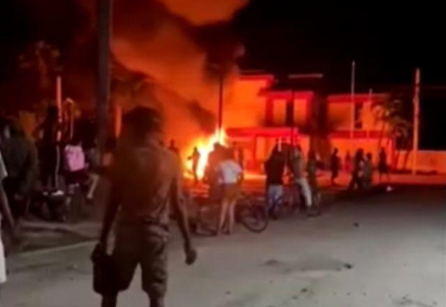 Manifestantes atacam escritório do Partido Comunista em Cuba