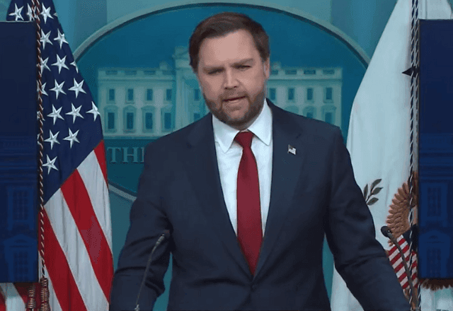 Vice-presidente dos EUA alerta Irã a não "brincar conosco" ao sair para negociações