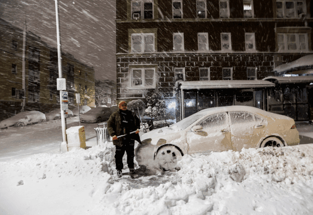 Tempestade de neve paralisa escolas e ruas em Nova York; veja imagens
