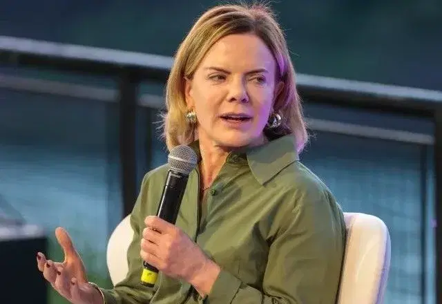 Gleisi diz que presidente da CPMI deu golpe em aprovação de quebra de sigilo de Lulinha Gleisi diz que presidente da CPMI deu golpe em aprovação de quebra de sigilo de Lulinha