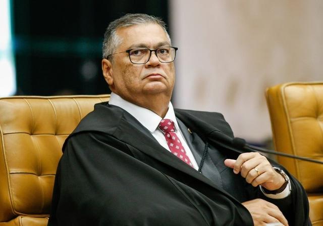 Ex-príncipe Andrew deixa delegacia após ser preso na Inglaterra Ex-príncipe Andrew deixa delegacia após ser preso na Inglaterra