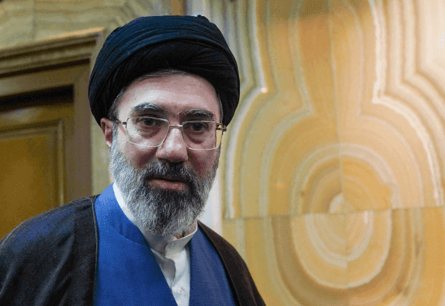 Líder supremo do Irã ameaça vingança por morte de pai Ali Khamenei, diz mídia estatal