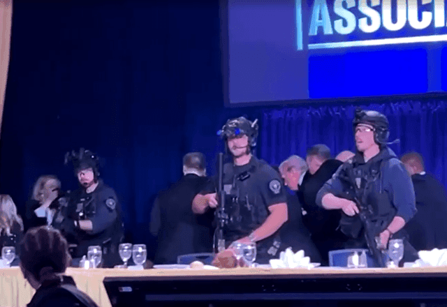 Trump é retirado às pressas após tiroteio em evento nos EUA; atirador é detido Trump é retirado às pressas após tiroteio em evento nos EUA; atirador é detido