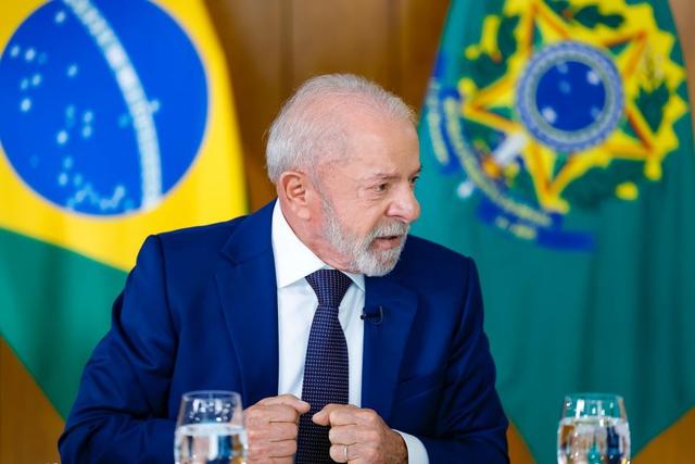 Lula assina atos que ampliam direitos trabalhistas de terceirizados na administração pública federal