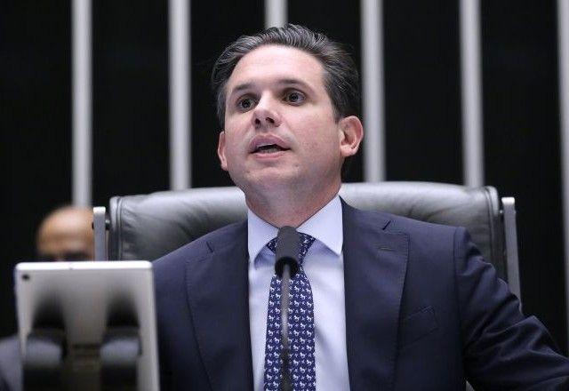 Hugo Motta intervém e referendo para reduzir maioridade penal é retirado da PEC da Segurança