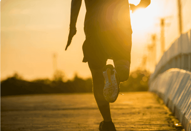 Dor no pé que não passa? Pode ser trinca no osso de quem caminha ou corre muito