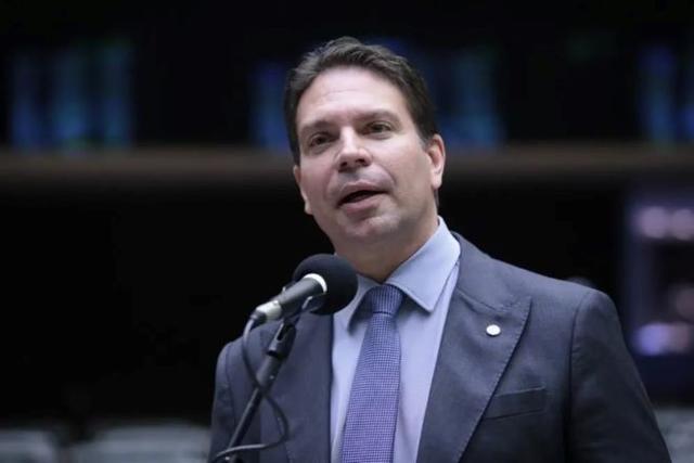 Líder do PL diz que Ramagem considera renúncia se tiver asilo nos Estados Unidos Líder do PL diz que Ramagem considera renúncia se tiver asilo nos Estados Unidos