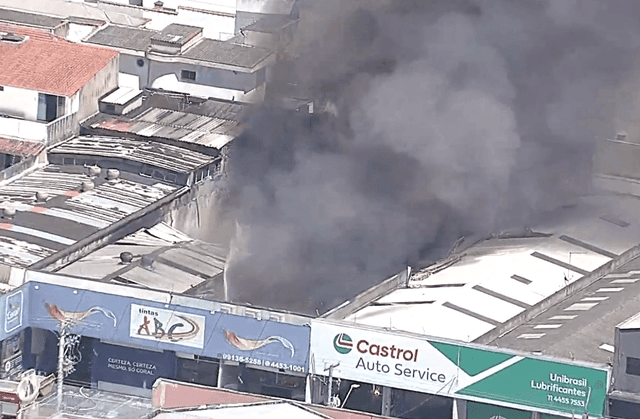 Incêndio de grandes proporções atinge loja de tintas em Santo André (SP)