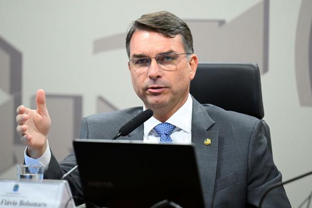 "Espero que não seja cerco jurídico pra tentar me intimidar", diz Flávio Bolsonaro sobre inquérito de Moraes por calúnia a Lula