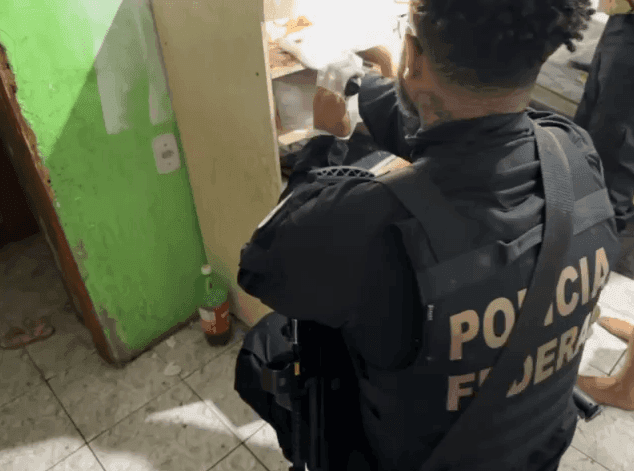 Mãe é presa pela PF no RJ por abusar das próprias filhas e postar vídeos delas na dark web