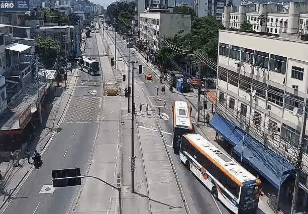 Quatro ônibus são sequestrados e usados como barricadas na Praça Seca (RJ)
