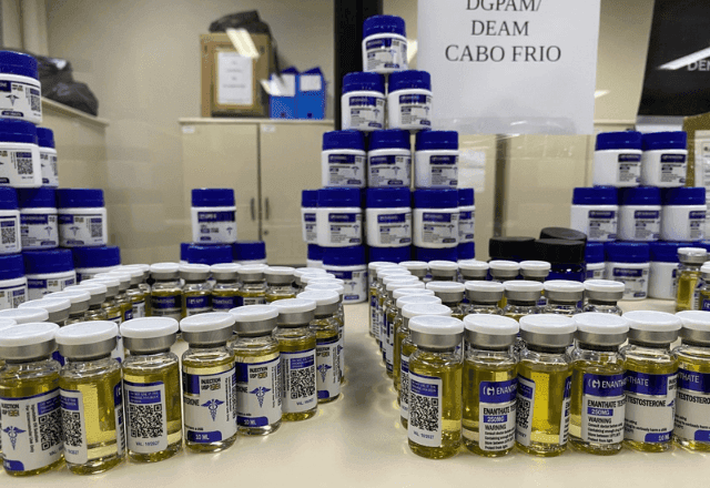 Polícia encontra estoque de anabolizantes e medicamentos ilegais em Cabo Frio (RJ)