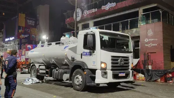 Mulher morre atropelada por caminhão da limpeza urbana no Carnaval de Salvador