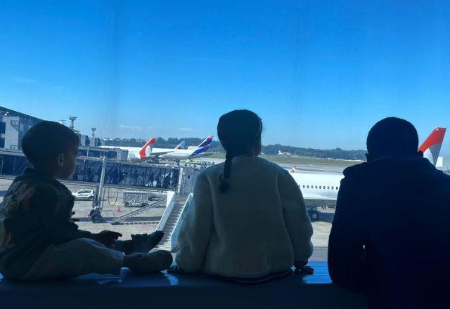 Família egípcia retida há 16 dias no Aeroporto de Guarulhos (SP) denuncia falta de auxílio médico