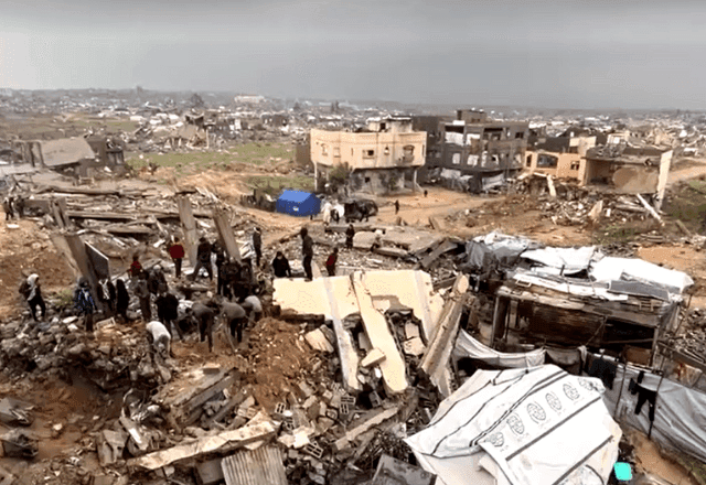 Enxurrada derruba 13 edifícios e inunda 27 mil tendas em Gaza