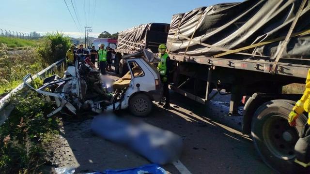 Cinco morrem após colisão entre carro e caminhão em rodovia de SC