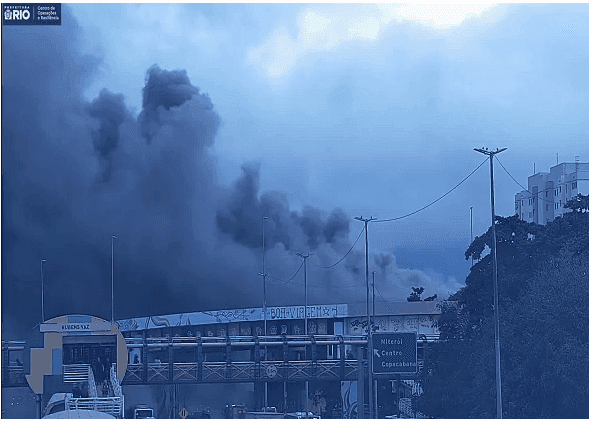 Incêndio atinge imóvel comercial em Ramos, na Zona Norte do Rio