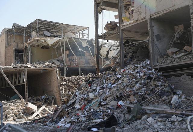 Prédio de aiatolás atacado, deslocamento no Líbano e funeral de estudantes no Irã: guerra chega ao 4º dia