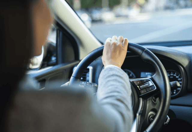 Mulheres ampliam presença no financiamento de veículos e somam 35,7% do mercado, mostra levantamento