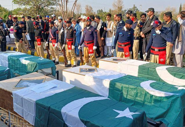 Ataques deixam policiais mortos no Paquistão e ampliam tensão com o Afeganistão