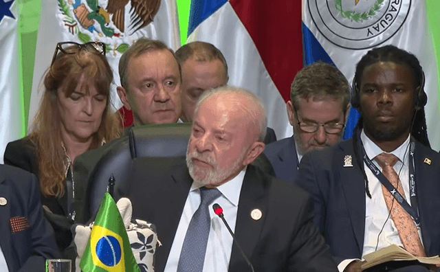 Lula diz estar “extremamente preocupado com o que está acontecendo no mundo” em discurso na Celac