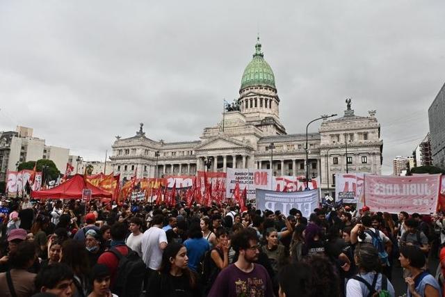 Centenas protestam na Argentina contra reforma trabalhista de Milei; ato tem confronto com a polícia