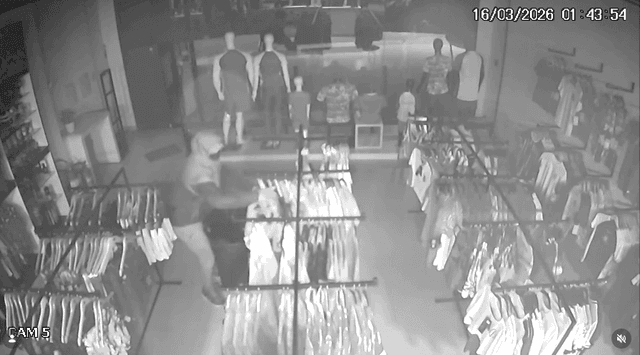 Loja do Corinthians é invadida e criminosos furtam camisas na zona leste de SP