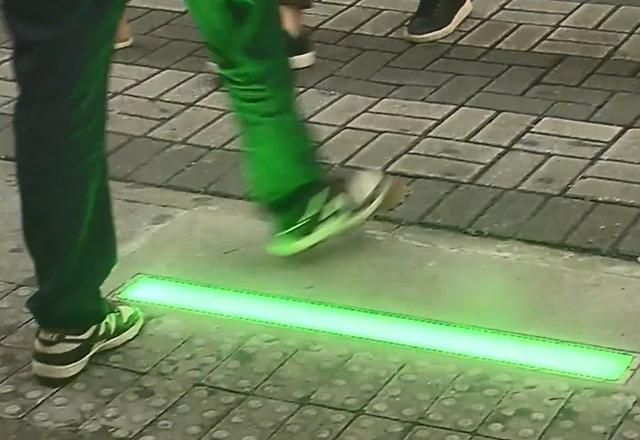 BH testa sinalização em LED no chão para proteger pedestres distraídos com o celular